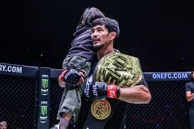 黎伊扬掏裆克里斯的裆部，裁判直接吹了夺权驱逐＂